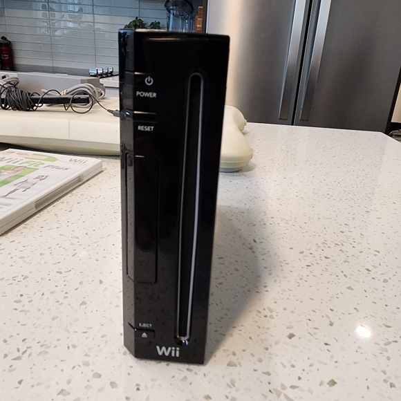 Black Nintendo Wii Backwards Compatible includes wii board & Game - Picture 4 of 4